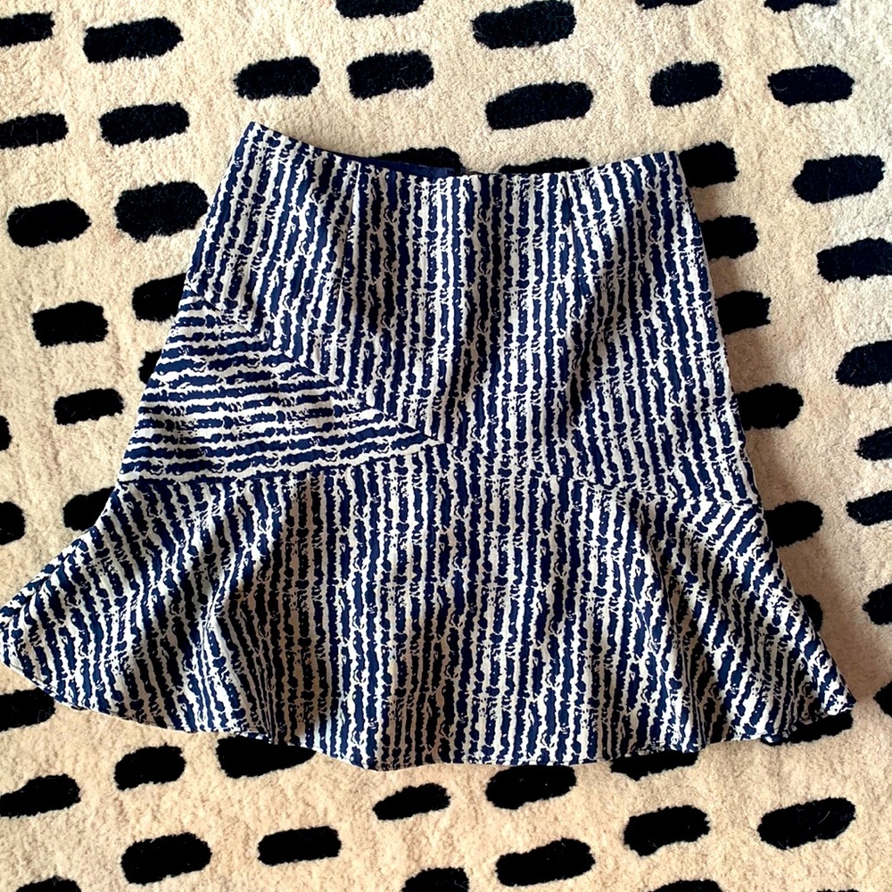 Mid-thigh, flare skirt